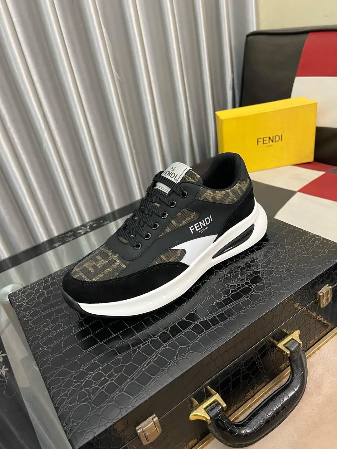 Men's Men's Shoes💰440⌚️⌚️[fendi] Fendi's classic and comfortable men's, this complex sneaker is made of soft calfskin➕genuine leather lining➕original ultra-light rubber material with rough outsole. This unique light style is suitable for the casual and refined sensibility of this season. It is comfortable and natural on the feet. It is an everyday style for casual travel in autumn and winter! 38−443️⃣colors available